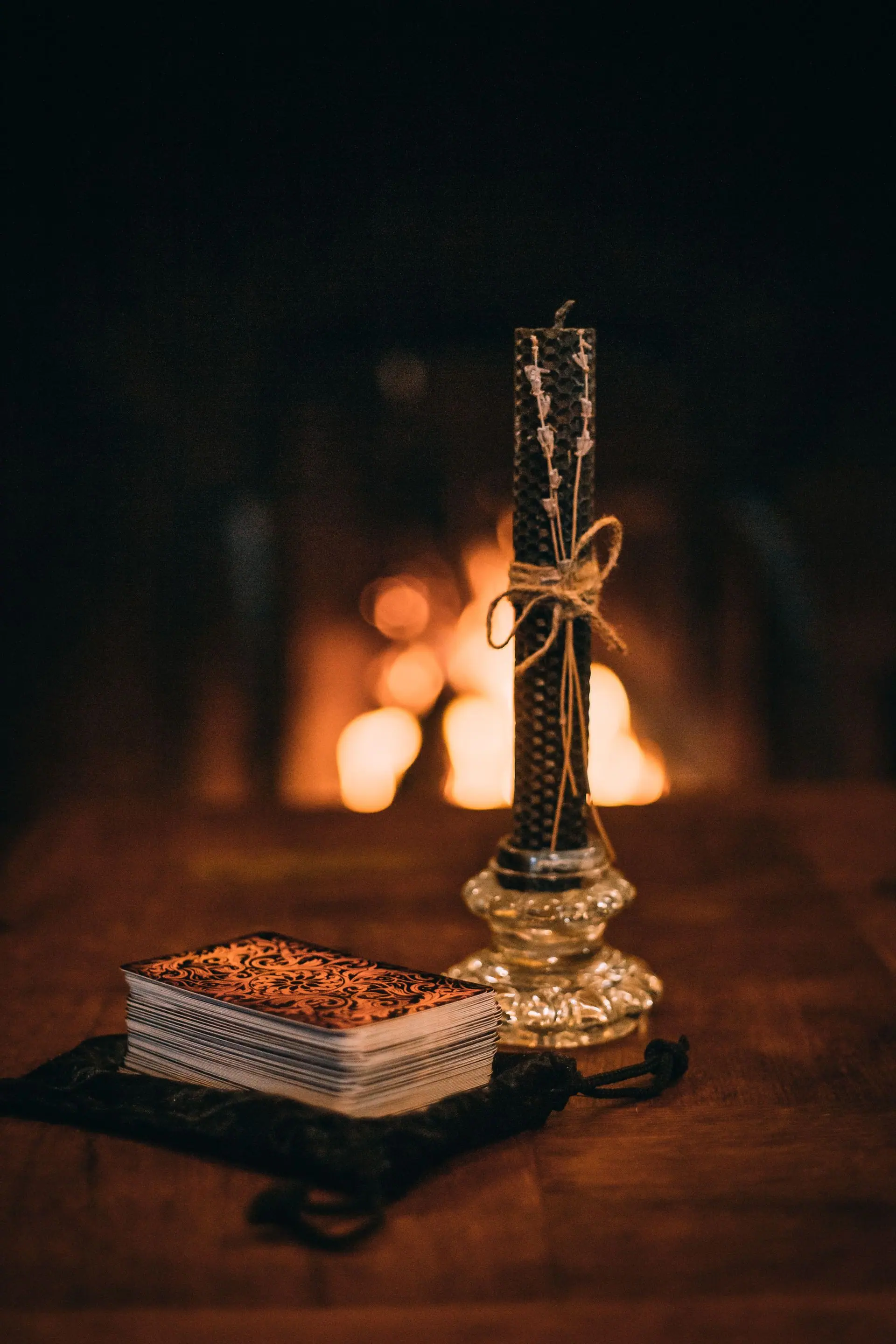 Mum ışığında bir tarot destesi